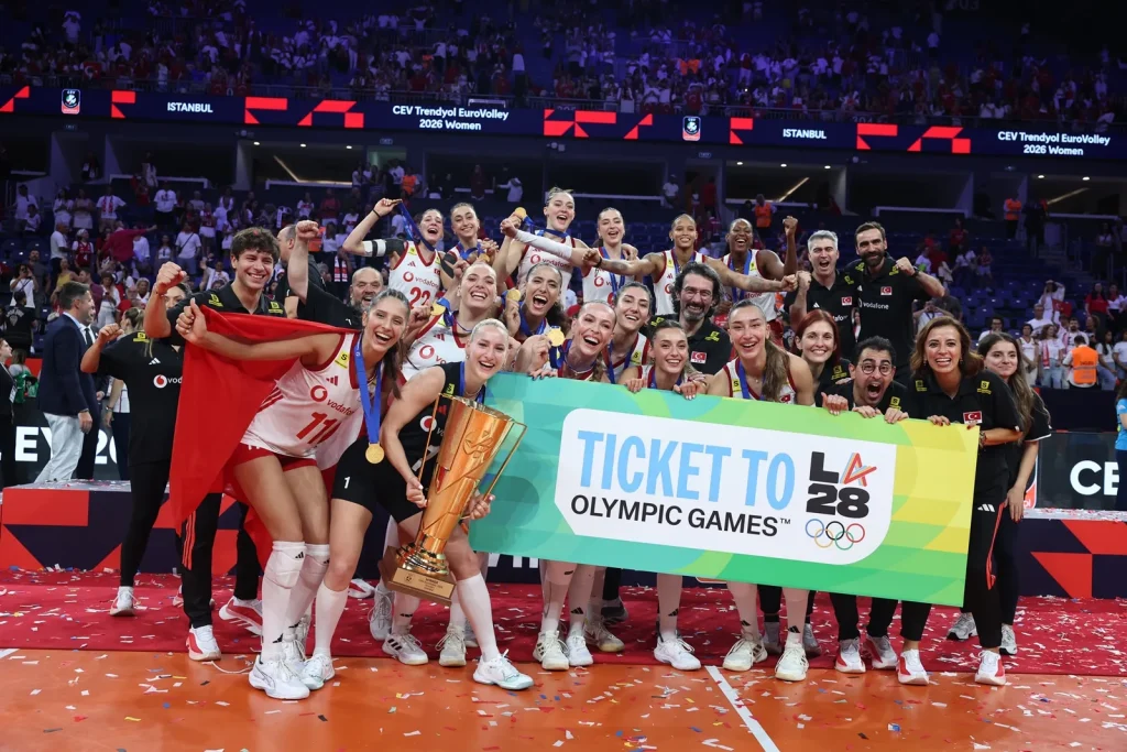 A Milli Kadın Voleybol Takımı altın madalya ve kupayla şampiyonluğu kutluyor