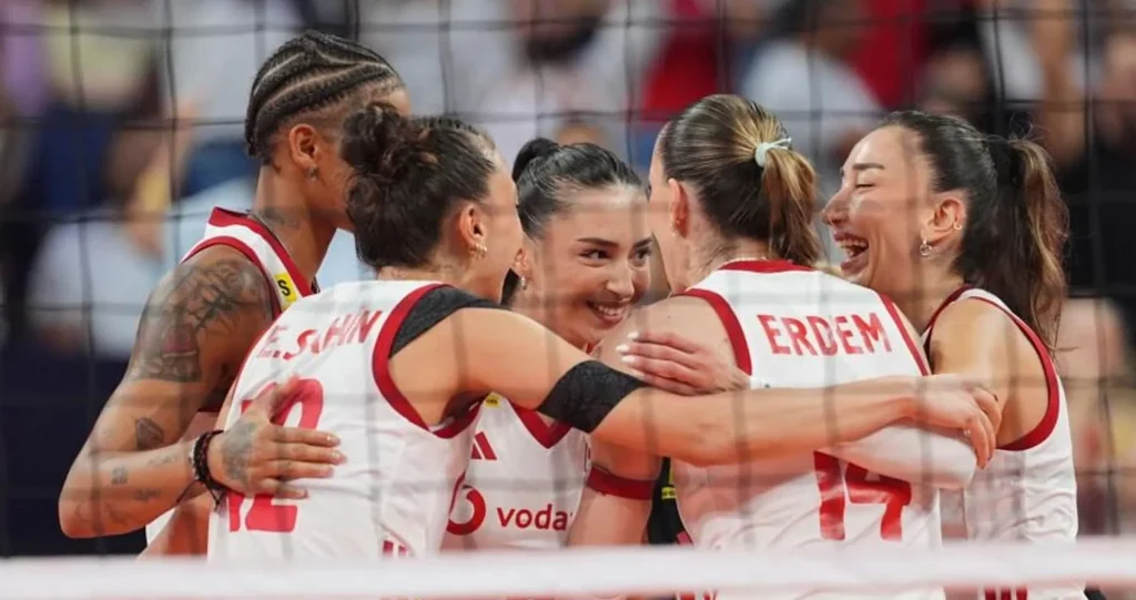 A Milli Kadın Voleybol Takımı oyuncuları file önünde sarılıp sevinç yaşıyor