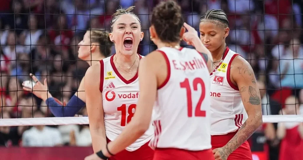 Türkiye İtalya voleybol finalinde Filenin Sultanları oyuncularının sayı sevinci